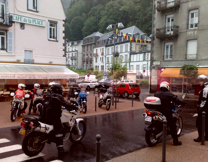 En route sous la pluie pour le musée Voxan à Issoire,qui sera fermé,bravo les gars