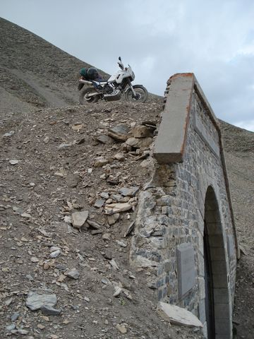 au-dessus de l'entrée du tunnel...